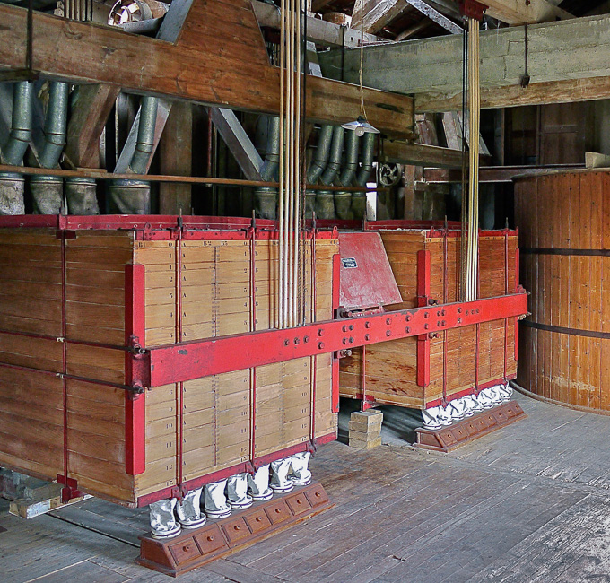 Le « plansichter », suspendu aux deux poutres en béton par des filins d’acier et des baguettes de rotin, tamisait sur de la soie naturelle, les différents types de farine. A droite, la "chambre à farine".